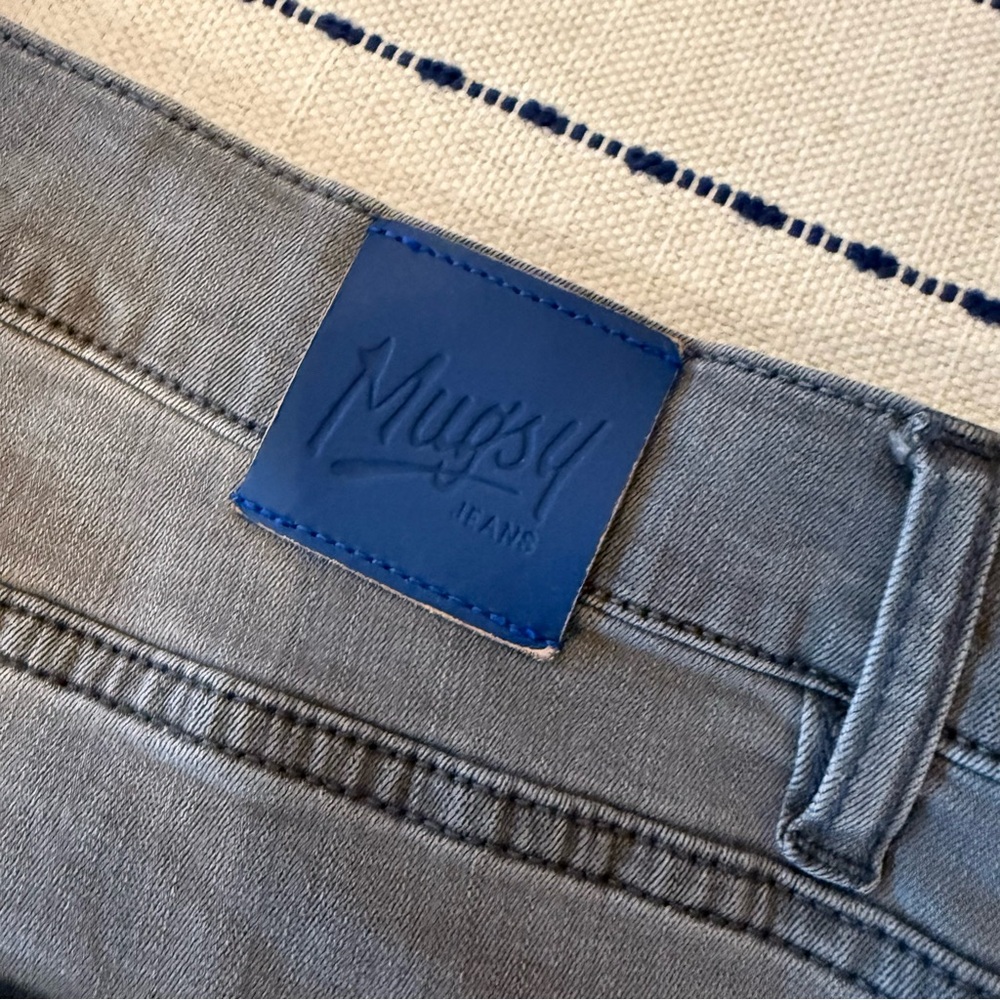 Classic Men's Gray Straight Jeans - Picture 3 of 4